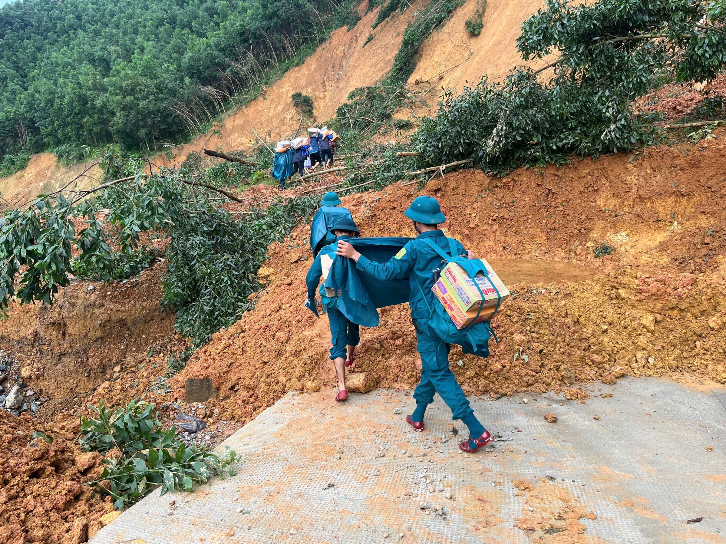 挖掘机正在清理泥土时,山坡突然崩塌轰然倒下